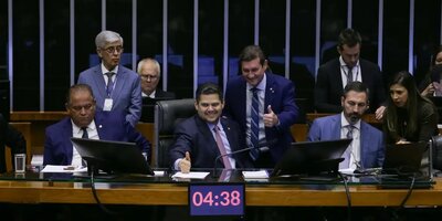 46% do Brasileiros acham que parlamentares não devem ter emendas